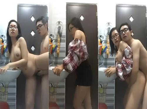 Sialan seorang gadis di kamar mandi...