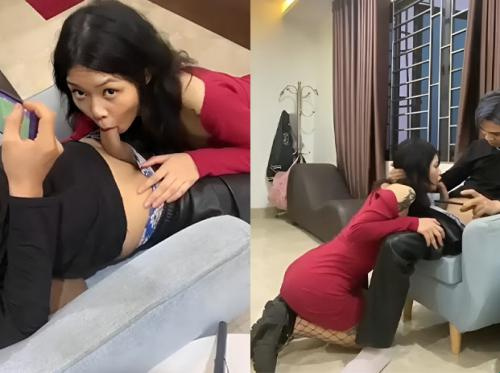 Hisap penis pacarmu sambil menonton sepak bola