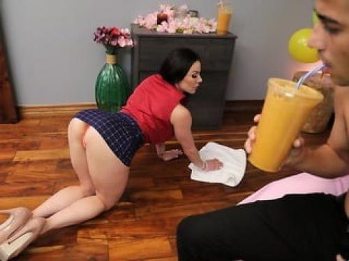 Datanglah ke rumah dan diam-diam bercinta dengan ibu tirimu